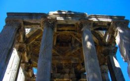 Smallscale_Mausolus_Mausoleum_Gumuskesen_Monument_Milas_Turkey-300x225