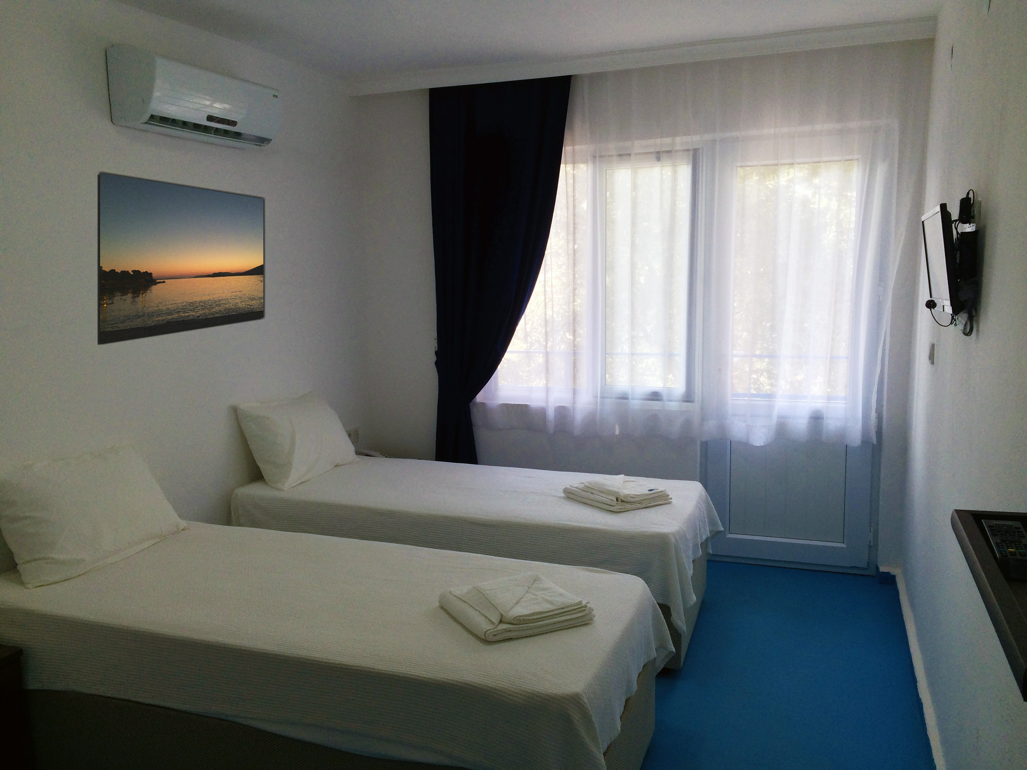 Comfort-rm-twin-bed-wall-airco-side-MBH